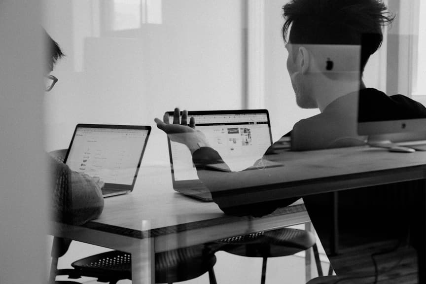 Vincent Dupin sur scène pendant une conférence en entreprise sur la productivité numérique et l'intelligence artificielle
